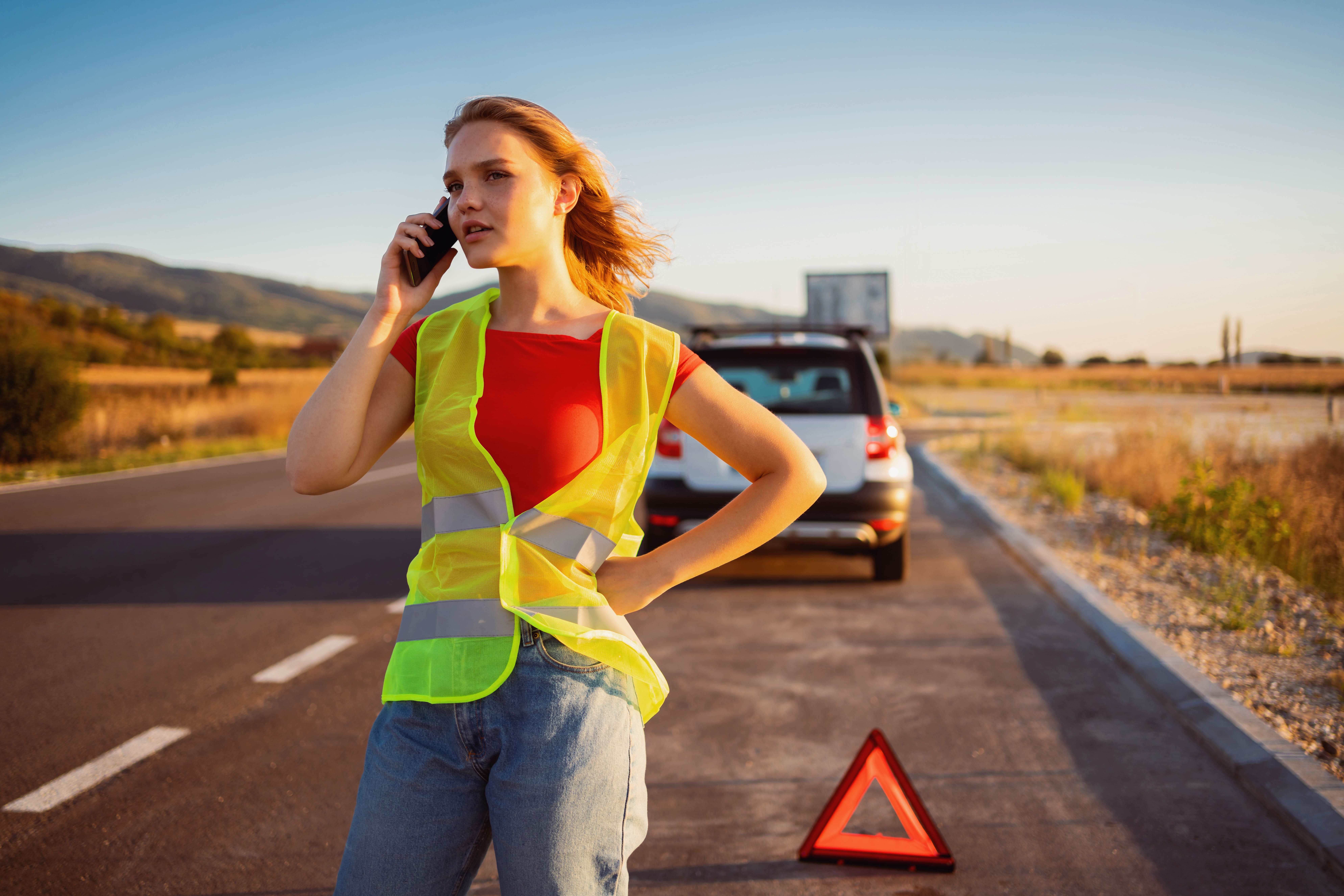 Chica hablando por teléfono