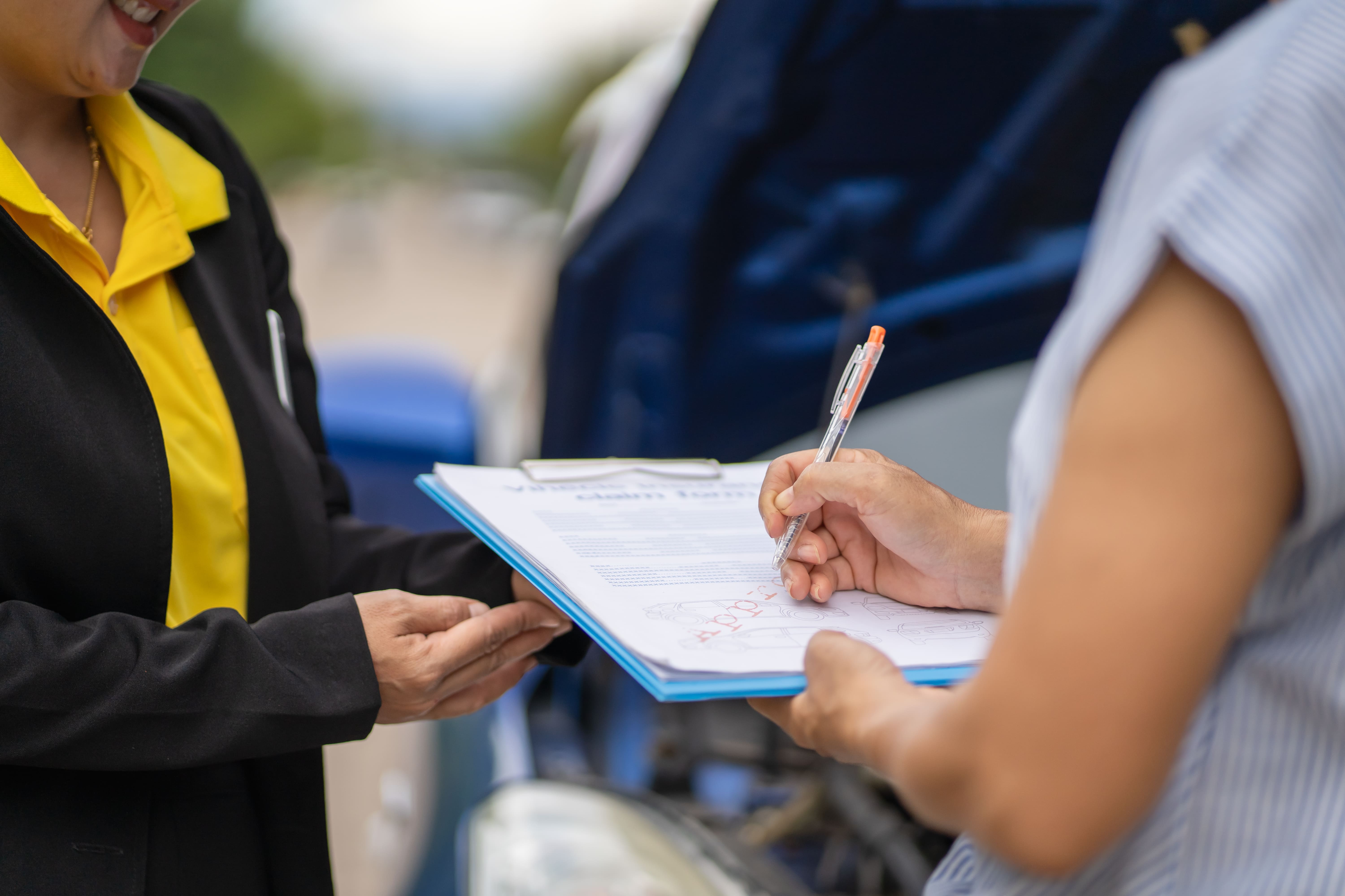 Persona firmando documento DAA